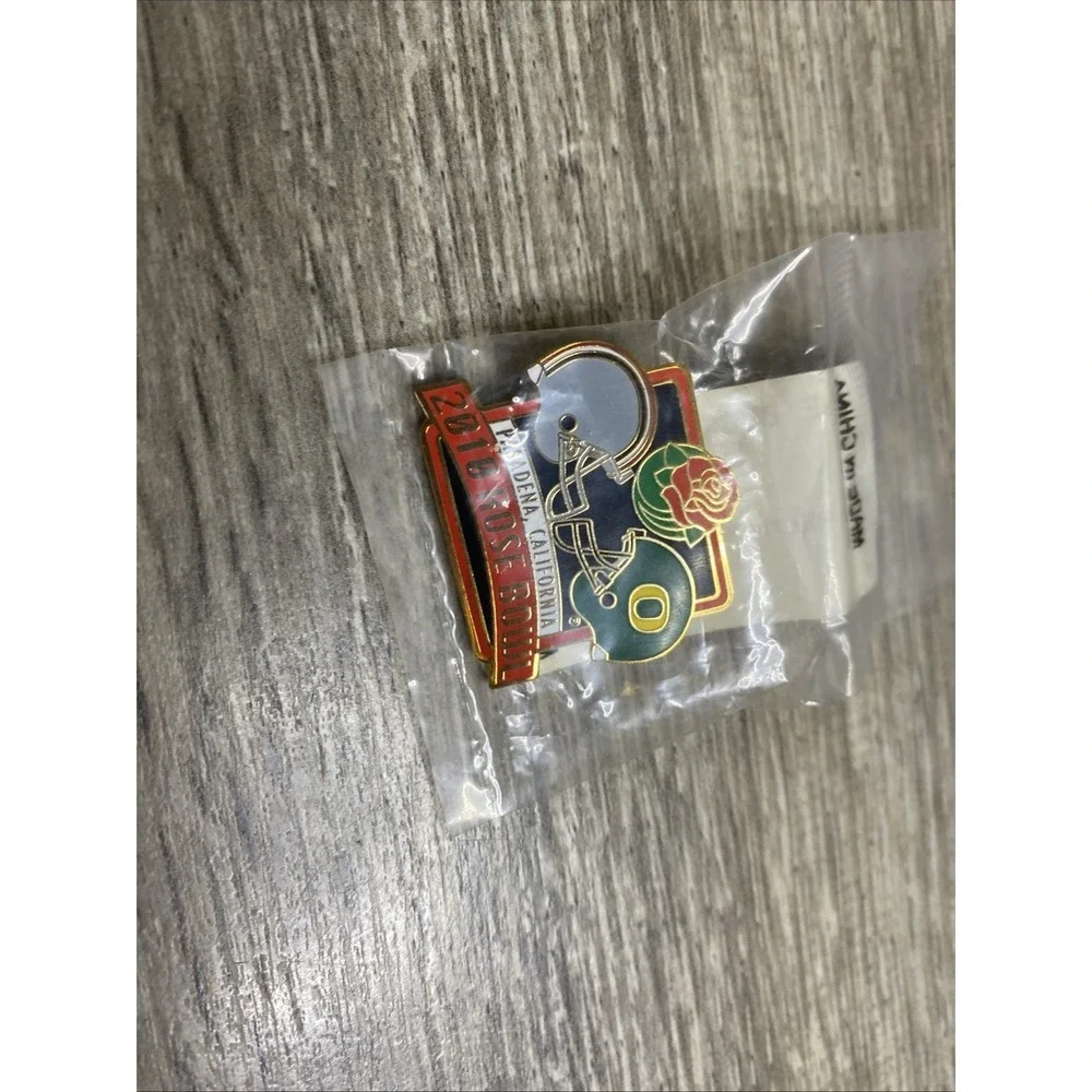 2010 Rose Bowl Pin Dueling Helmets Ohio State Vs Oregon
